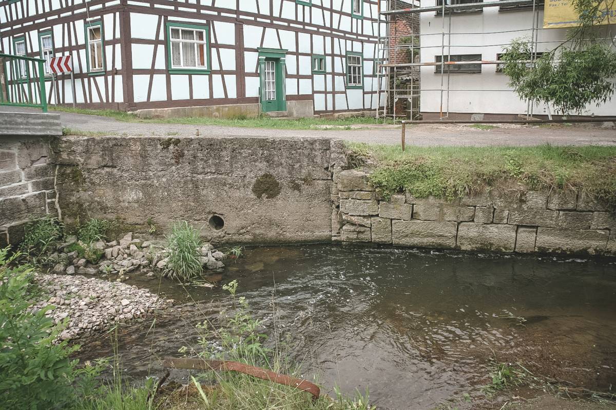 Bachlauf der Lichtenau vor der Umgestaltung des Ufers | Foto: Flurbereinigung Meiningen