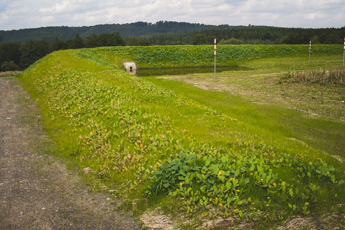 ​Rückhaltebecken als zweiarmiges Dammbauwerk