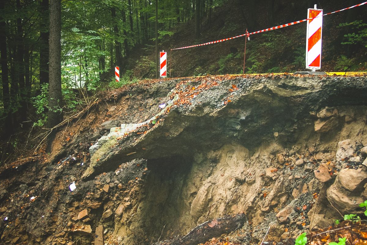 Unterspülte Straße zur Janismühle
