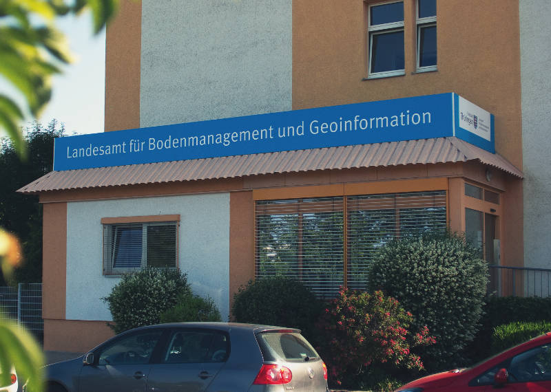 Formatfüllende Aufnahme des Haupteingangs an der Hohenwindenstraße 13a