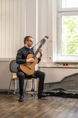 Tilman Reitersdorf (Student der Musikhochschule Weimar) spielt die Gitarre