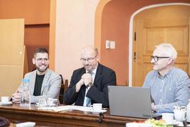 Präsident Uwe Köhler blickt in seine Unterlagen, um gezielte Fragen zum Vortrag zu beantworten