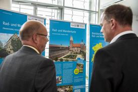 Uwe Köhler und Steffen-Peter Horn blicken auf die Ausstellung