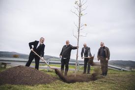 Uwe Köhler (TLBG) und Steffen Schütz (TMDI) beim Spatenstich mit Bürgermeister Jan Heineck und TG-Vorsitzenden Wilfried Höfer