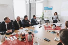 Die Anwesenden verfolgen die Beamer-Präsentation von TLBG-Kollegin Frau Wegers.