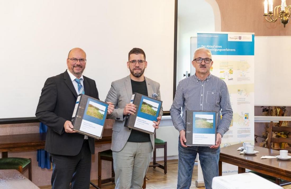 Foto von Präsident Uwe Köhler, Bürgermeister Sven Schrade und Ralf Prüger (TLBG)
