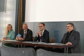 Teilnehmer der Pressekonferenz am Tisch im Kinosaal des Panoramamuseums