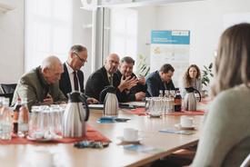 Präsident Uwe Köhler gibt einen Eindruck zu Eckdaten des Verfahrens, flankiert von Bürgermeistern, Offiziellen des TMIL und Verfahrensbeteiligten.