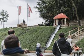 Blick auf eine Rutsche des Spielplatzes