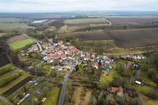 Drohnenaufnahme von Haindorf bei Sonnenschein im Frühling 2026