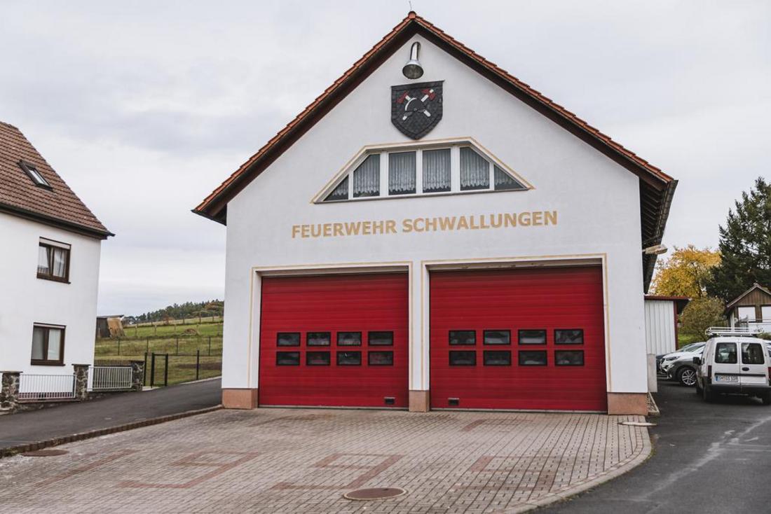 Außenaufnahme des Feuerwehrhauses von Schwallungen, in dem die Abschlussveranstaltung stattfand.