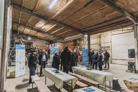 Nach und nach treffen Projektbeteiligte und Gäste in der Agrarhalle ein. Es finden Gespräche in kleinen Gruppen statt.