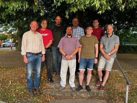 Gruppenfoto der Vorstandsmitglieder unter einem Baum im Schatten
