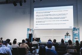 Andreas von Dömming vom Bundesverband für Kartographie und Geodäsie bei seinem Vortrag auf der Hauptbühne.