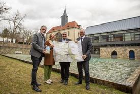 Von links nach rechts: Harald Zanker (Landrat des Unstrut-Hainich-Kreises), Nicole Köllmer (Mitarbeiterin, TLBG), Bruder Helmut Roßkopf (Vorstandsmitglied Kloster Volkenroda) und Uwe Köhler (Präsident, TLBG) vor dem Kloster in Volkenroda