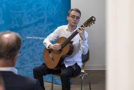 Tillmann Reitersdorf sitzend mit Gitarre