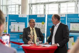 Uwe Köhler (TLBG) und Steffen-Peter Horn (Vorstand Sparkasse) unterhalten sich vor der Ausstellung