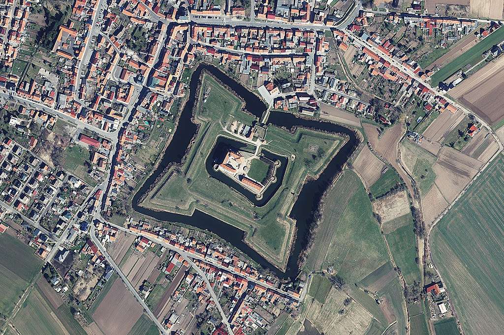 Ausschnitt aus dem Digitalen Orthophoto der Wasserburg Heldrungen Ausschnitt aus dem Digitalen Orthophoto der Wasserburg Heldrungen