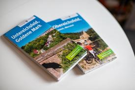Die beiden neuen Wanderkarten, auf einem Tisch liegend