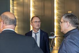 Staatssekretär Dr. Knoblich im Gespräch mit dem Museumsdirektor Gerd Lindner