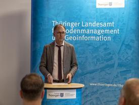 Staatssekretär (TMDI) Knoblich am Rednerpult im TLBG