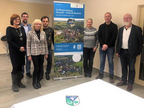 Von links nach rechts: Bürgermeisterin Elsa Fischer, 1. Beigeordneter Christian Richter, Verfahrenssachbearbeiterin Rosemarie Reinhardt (TLBG), Vorsitzender der Teilnehmergemeinschaft Frank Salzmann, Verfahrensleiterin Frauke Anders (TLBG), Mitglied des Vorstandes der Teilnehmergemeinschaft Falk Lieder, Referatsleiter Gerit Cöster (TLBG)