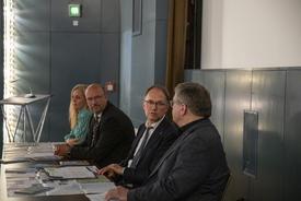 4 Personen sitzen an einem Tisch im Kinosaal des Panoramamuseums