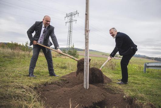 Uwe Köhler (TLBG) und Steffen Schütz (TMDI) beim Spatenstich
