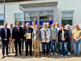 Gruppenfoto der Teilnehmer:innen vor einem Gebäude