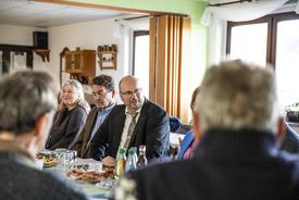 Herr Köhler begrüßt die Gäste in der Begegnungsstätte Neunhofen. Es sitzen mehrere Personen an einer großen Tafel.