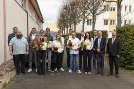 Gruppenbild der jungen Absolventinnen und Absolventen auf dem Hof des TLBG