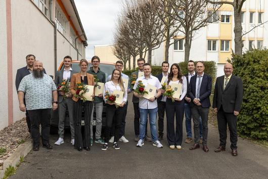 Gruppenbild der jungen Absolventinnen und Absolventen auf dem Hof des TLBG