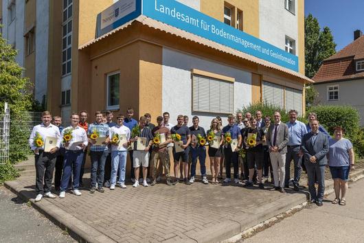 Gruppenbild der ehemaligen Auzubildenden vor dem Eingang des TLBG in der Hohenwindenstraße 13a