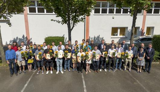 Gruppenfoto der Absolvent:innen auf dem Hof des TLBG