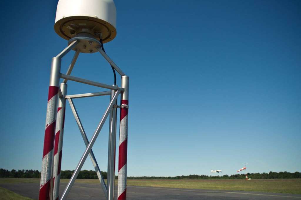 Antenne der SAPOS-Bodenstation in Schöngleina Antenne der SAPOS-Bodenstation in Schöngleina