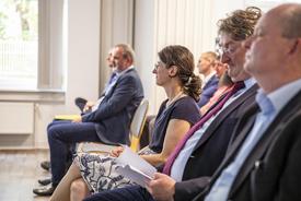 Nahaufnahme des Leiters der Abteilung 1, Markus Germerott, mit Staatssekretärin Prof. Schönig und anderen TLBG-Offiziellen in der ersten Reihe bei der Abschluss-Veranstaltung