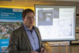 Kai Schröder bei seinem Vortrag vor der Beamerleinwand