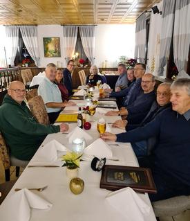 Lange Taflerunde, von der Stirnseite aus fotografiert mit den wichtigen an dem Verfahren beteiligten Personen