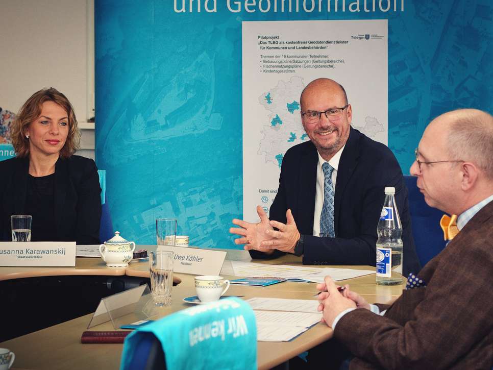 Infrastrukturstaatssekretärin Susanna Karawanskij, Präsident Uwe Köhler und Ulrich Georgi von der VG Gramme-Vippach bei der Pressekonferenz im TLBG (v. l. n. r.) Infrastrukturstaatssekretärin Susanna Karawanskij, Präsident Uwe Köhler und Ulrich Georgi von der VG Gramme-Vippach bei der Pressekonferenz im TLBG (v. l. n. r.)