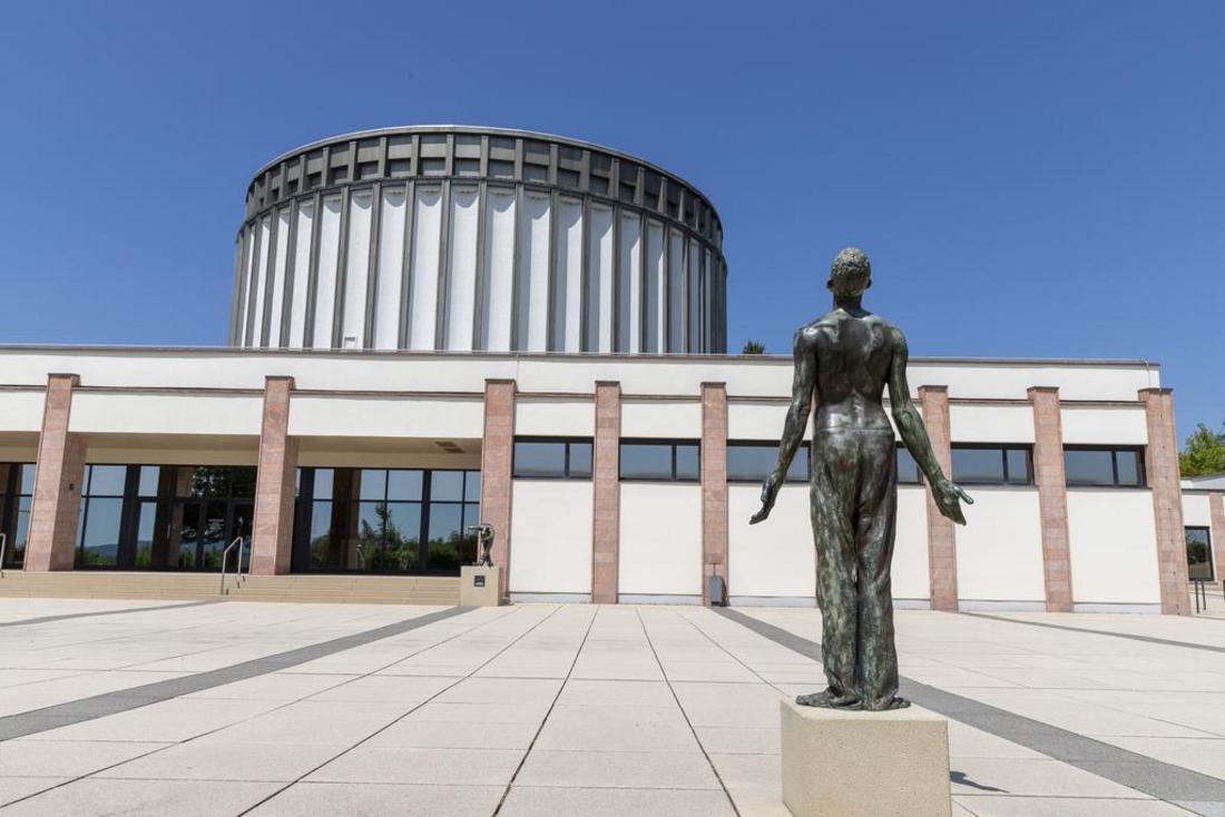 Haupteingang des Panoramamuseums mit einer Statue im Vordergrund