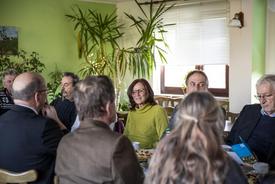 Frau Katrin Gersdorf hält ein kurzes Statement am Tisch zum Thema Flurbereinigung