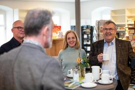 Begrüßungsrunde im Klosterladen: Zu sehen sind Herr Mesch (TMIL), Harald Zanker, Nicole Köllmer und Bruder Helmut Roßkopf