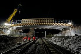 Foto der eingesetzten Brücke nachts