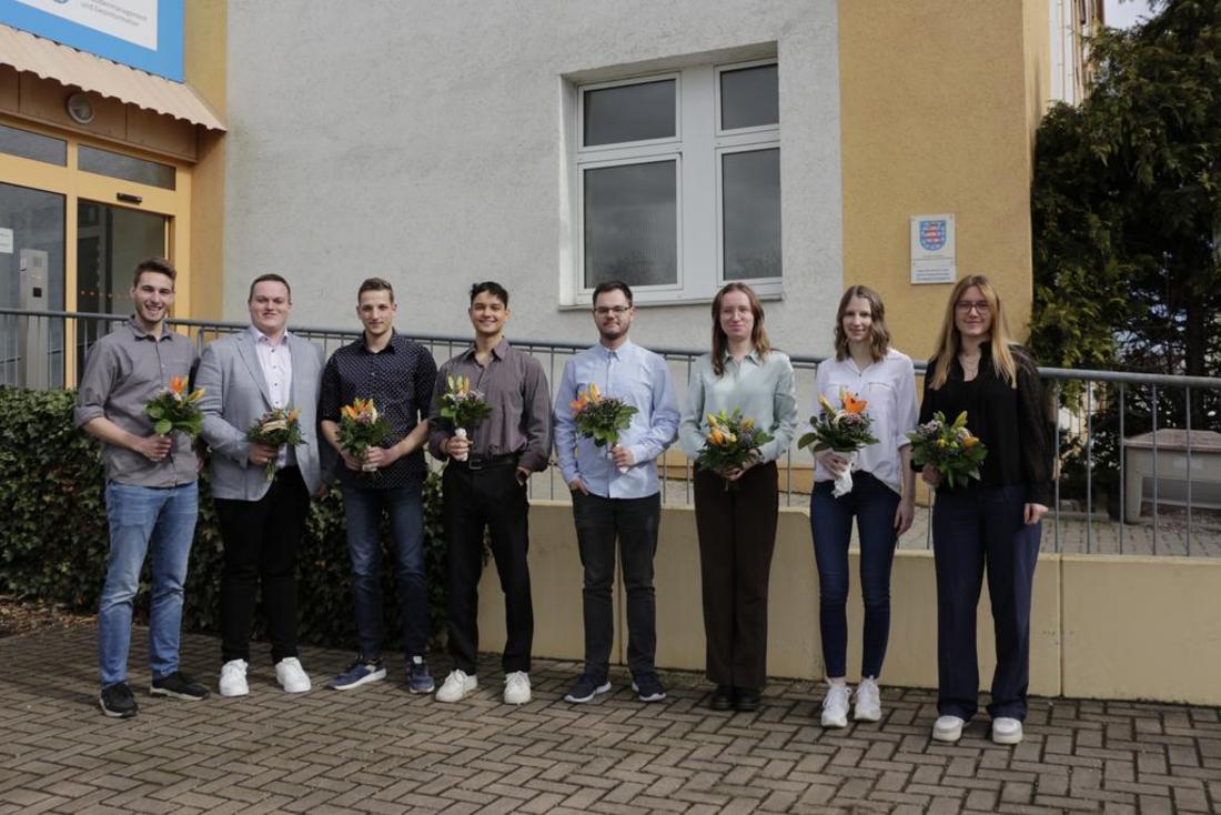 Foto der acht Absolventen