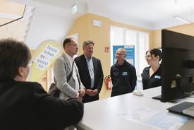 Staatssekretär Herr Knoblich umgeben von Kollegen des TLBG am Stand des Liegenschaftskatasters.