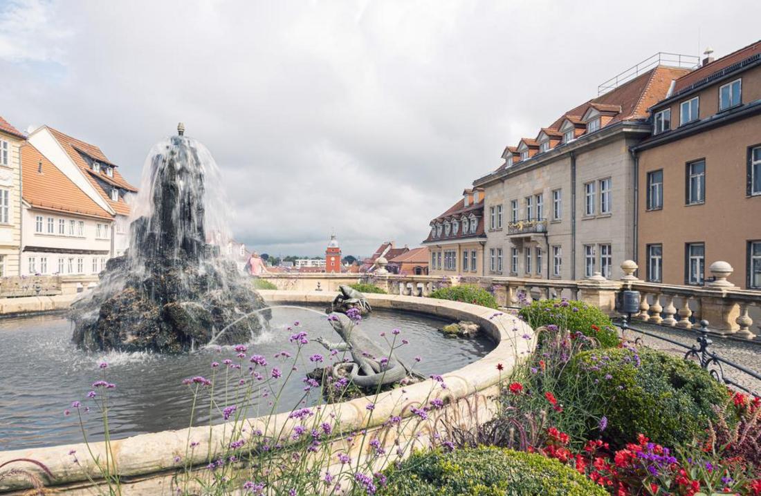 Blick in den Schloßberg in Gotha mit einem Springbrunnen im Vordergrund